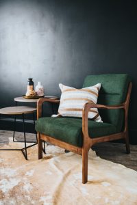 Jak obić fotel materiałem tapicerskim?